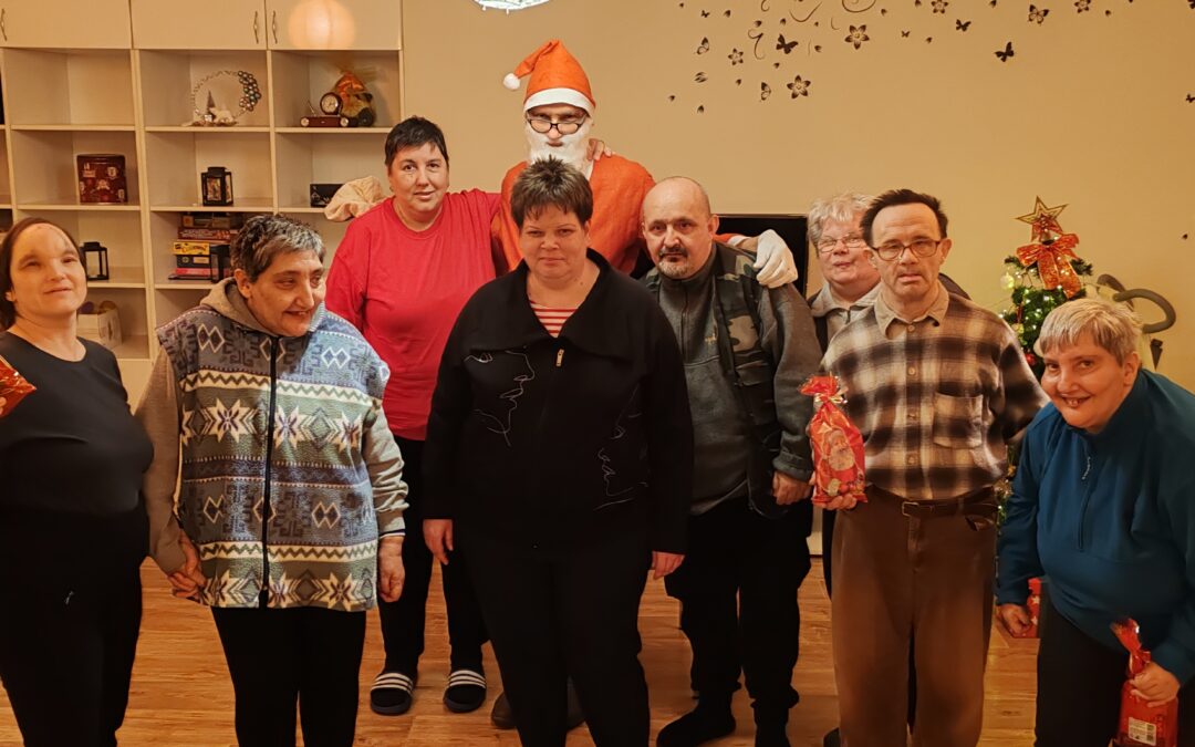 Mikulás kopogtatott az Otthon ablakán